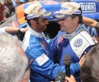 Nasser Al-Attiyah en Carlos Sainz felicteren elkaar na afloop van de 33e Dakar